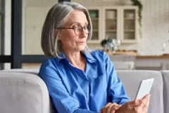 femme regardant telephone